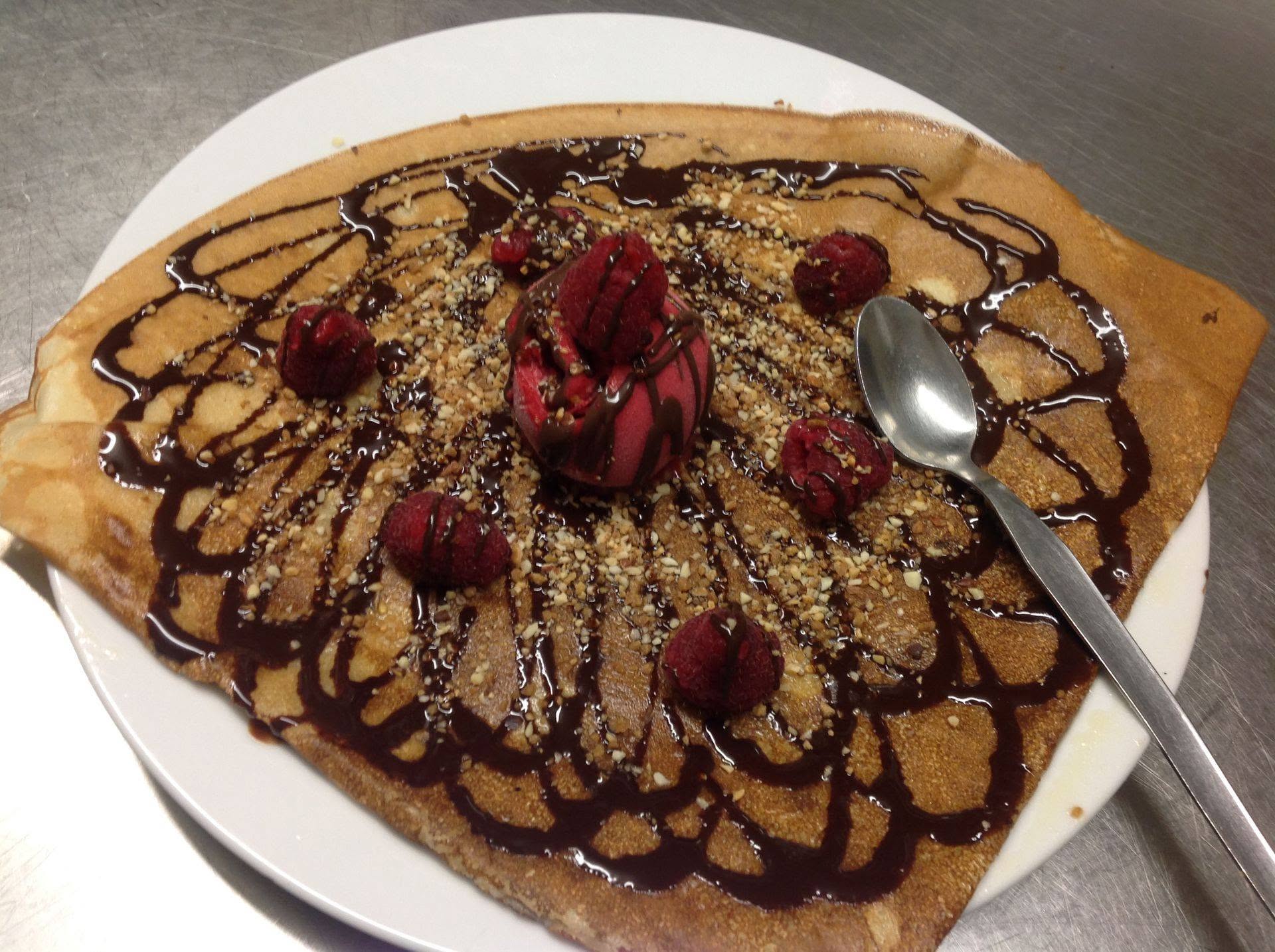 Savourez crêpes, galettes et salades près du port.