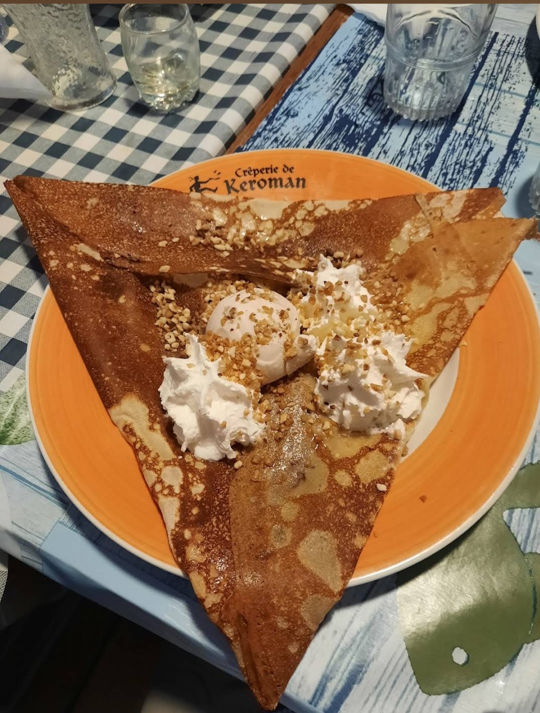 Crêpe sucrée avec glace, chantilly et éclats de noisettes à la Crêperie de Keroman