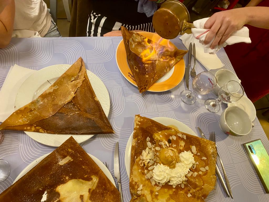 Crêpes bretonnes flambées et crêpe gourmande servies à la Crêperie de Keroman